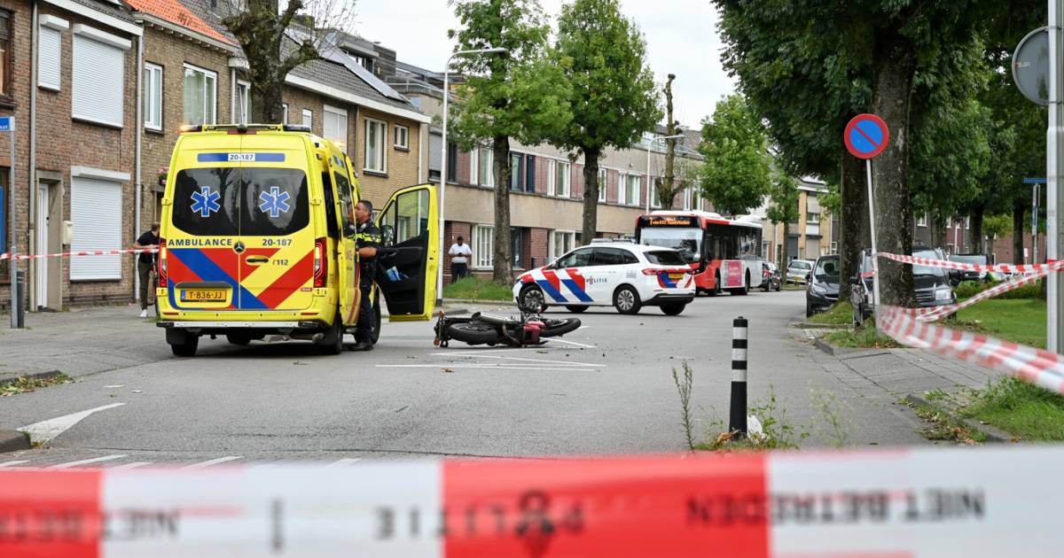 Motorrijder gewond bij botsing met auto in Tilburg, weg tijdelijk afgesloten.