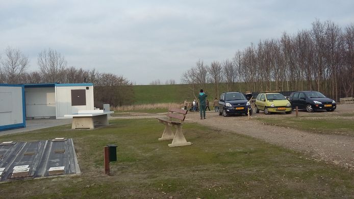 Naturistencamping Zeelandia moest vanwege de komst van de marinierskazerne de oude stek op De Belt aan de Oostelijke Bermweg na 43 jaar verlaten.