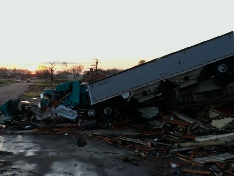 Wat een chaos! Tornado richt enorme schade aan in Amerikaans dorp