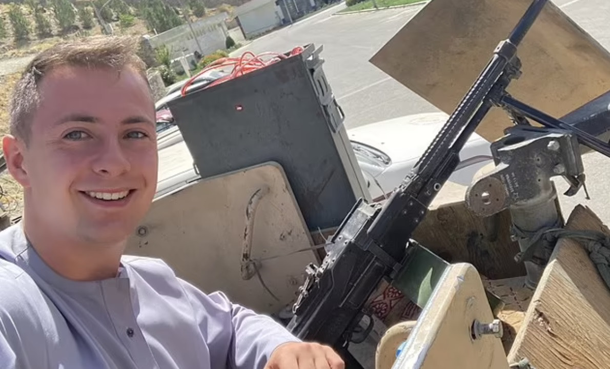 Miles Routledge maakte een selfie met de artillerie van de taliban.