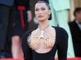 Bella Hadid dacht dat ze op ‘seksrobot’ moest lijken die elke avond uitging: ‘Voelde enorme druk’