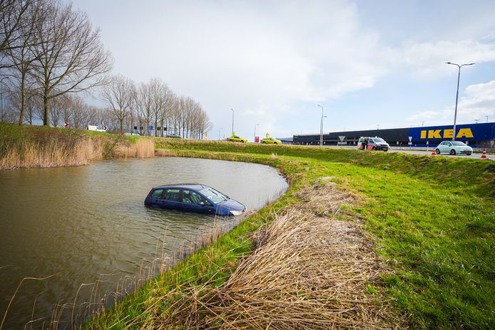 De automobilist reed op de afrit A12 Westervoort. Daar raakte de wagen in de slip en belandde uiteindelijk in een vijver.