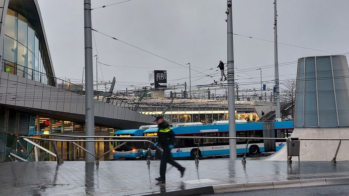 Een man is op de kabels van de trolleybussen geklommen in Arnhem en wil niet meer naar beneden komen.
