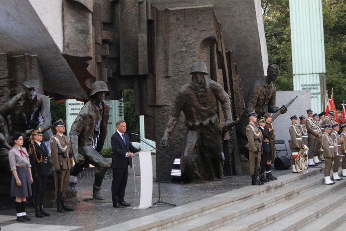 De Poolse president Duda spreekt tijdens een gedenkbijeenkomst van de opstand in Warschau in 1944 tegen de nazibezetters.