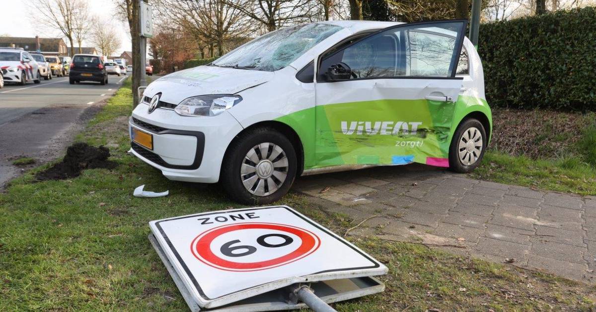 Auto slaat over de kop en rijdt verkeersbord omver bij botsing met ander voertuig.