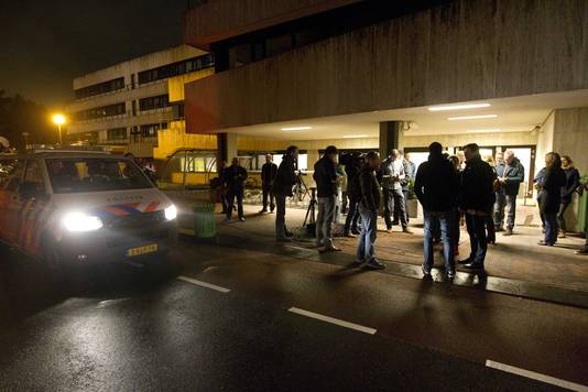 Politie en NOS-medewerkers bij het pand van de NOS op het Mediapark in Hilversum dat werd ontruimd.