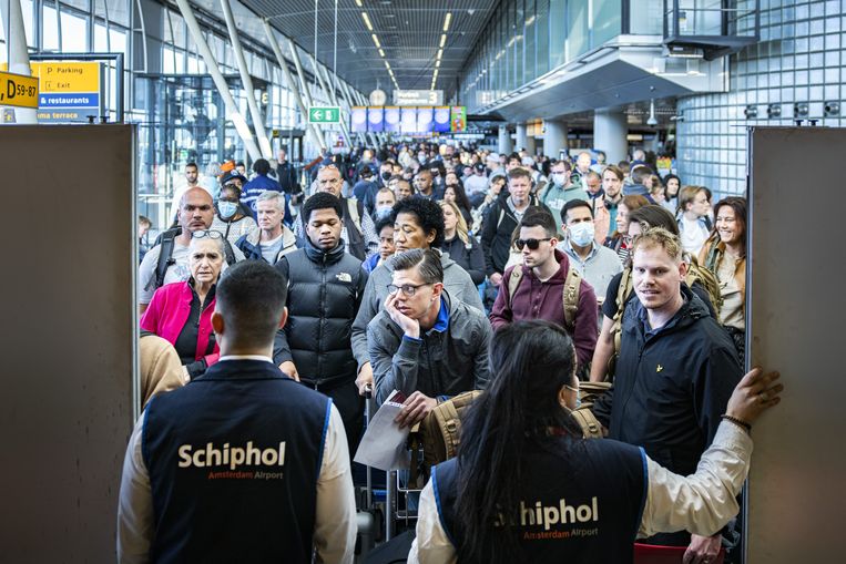Reizigers in een vertrekhal op Schiphol. Na de staking door personeel van KLM een dag eerder waardoor veel vluchten uitvielen, waarschuwt Schiphol dat het extra druk kan zijn op de luchthaven.  Beeld ANP /  ANP
