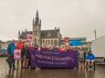 ‘Dienstmaagden’ protesteren op Grote Markt tegen afschaffing abortusrecht in VS: “We kunnen haast niet geloven dat zoiets nog kan”