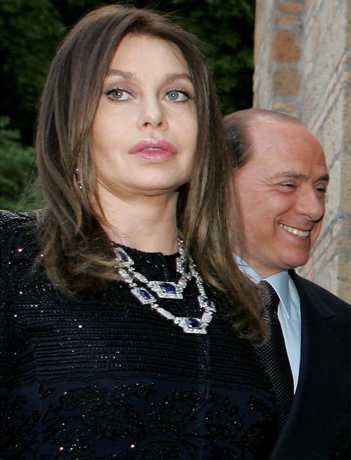 Veronica Lario met Silvio Berlusconi.