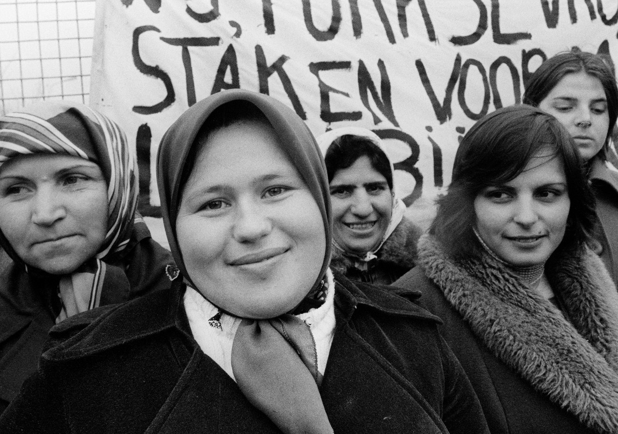 Staking van Turkse vrouwen bij kippenslachterij Ten Dam, Almelo, 1978.