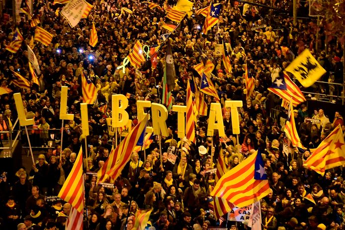 Protest tegen de berechting van Catalaanse separatistenleiders in Barcelona. Volgens Spaanse media gingen 200.000 sympathisanten zaterdag de straat op.