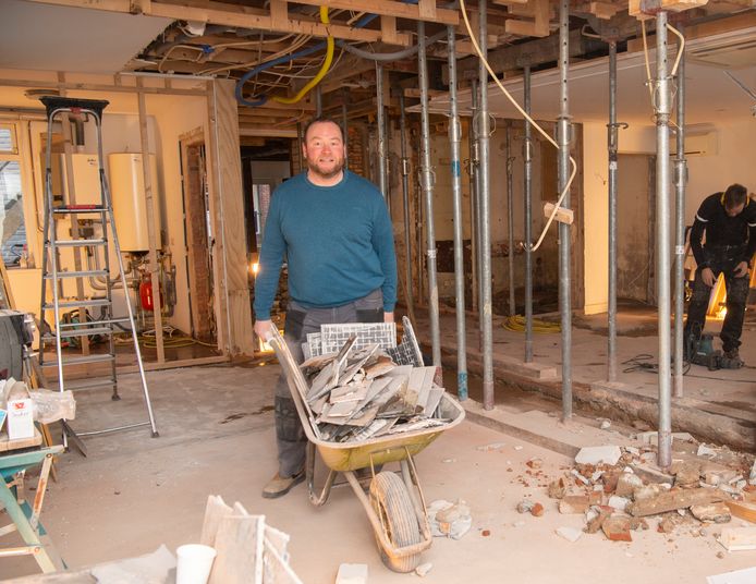 Jan van Elburg gaat het horecaplein aan de Markt in Ommen complementeren. Momenteel verbouwt hij zijn pand van kapperszaak naar horeca.