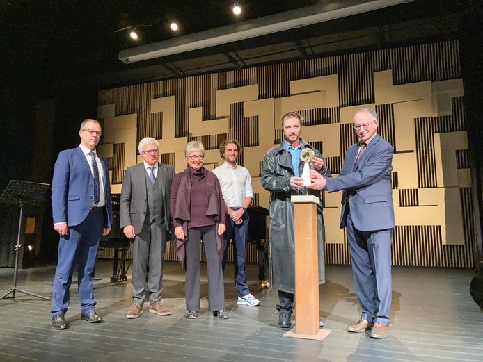 Glenn Martens (tweede van rechts) ontvangt de Haec Olimprijs van zijn vroegere school Sint-Lodewijks in Brugge.