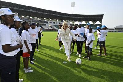 Koningin Mathilde trapt penalty’s tijdens bezoekje aan voetbalstadion in Ivoorkust