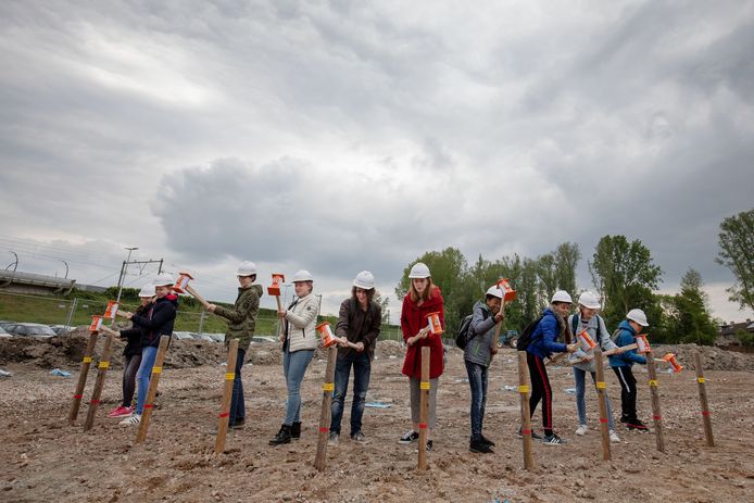 In 2019 sloegen leerlingen van het Lorentz Lyceum de eerste paal van de nieuwbouw. De komende jaren investeert de gemeente Arnhem structureel in nieuwbouw en renovatie van het verouderde vastgoed van middelbare scholen.