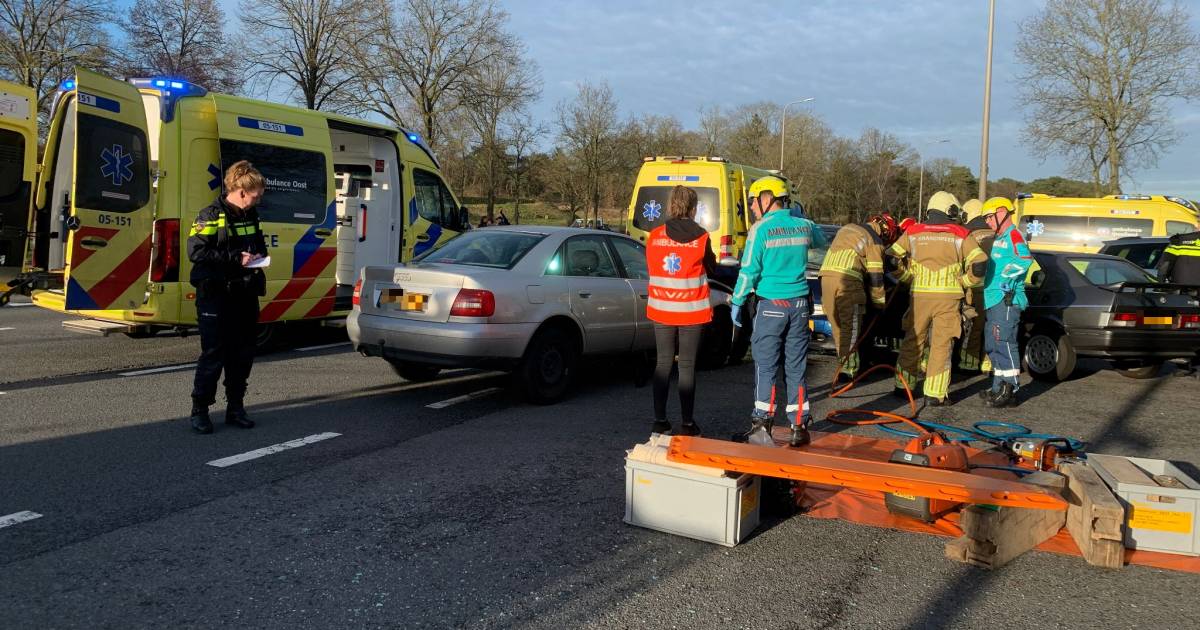 Ouder echtpaar raakt gewond bij aanrijding tussen drie auto’s in Sibculo.