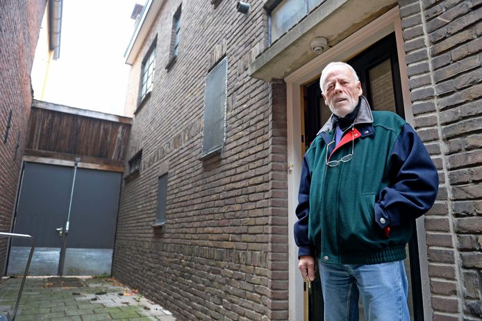 Henk Stegehuis in de afgesloten steeg naast zijn huis en antiekwinkel.
