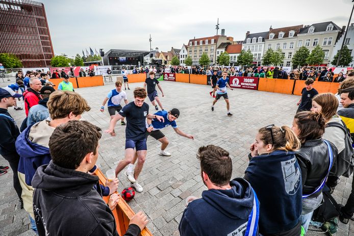Studenten houden voetbaltornooi op 't Zand in Brugge