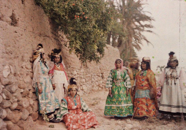 Vrouwen van de Ouled Naïl-stam, Bou Saada, Algerije, 1909/1911.  Beeld Jules Gervais-Courtellemont/Musée Albert-Kahn