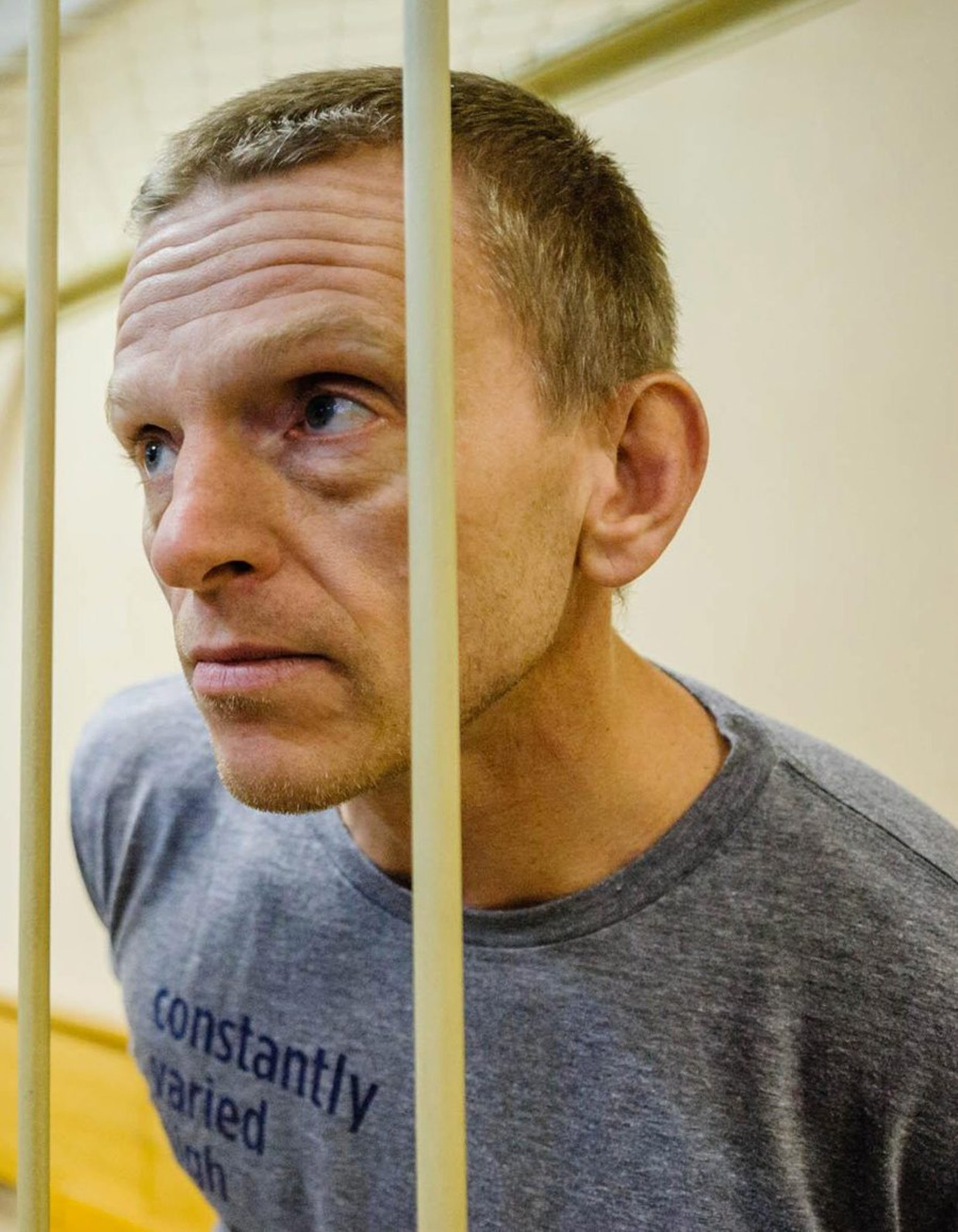 De Nederlandse Greenpeace-activist Mannes Ubbels in een cel in de rechtbank van Sint-Petersburg. Beeld epa