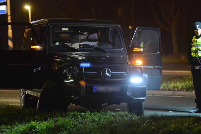 Een automobilist in Breda reed zaterdagochtend vroeg een verkeerslicht omver.