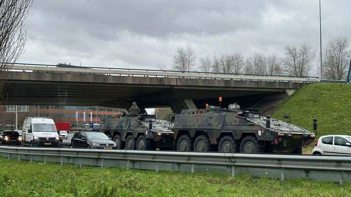 Een pantservoertuig is stilgevallen op de snelweg bij Arnhem.