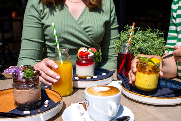 Makan dan minum di De Nieuwe Wereld Café