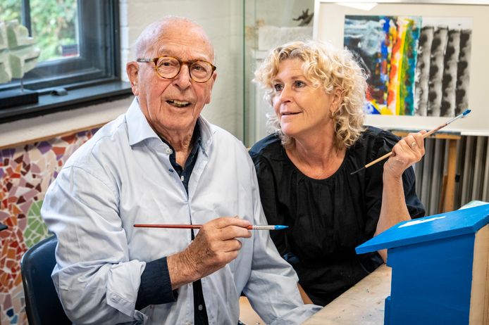 Jan Simons komt al zes jaar elke zaterdag naar het Atelier Bijzonder Ontmoeten in Veghel, voor mensen met dementie. Dit keer in gezelschap van zijn dochter Myriam.