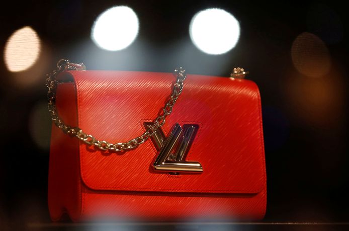De daders gingen onder meer aan de haal met handtassen van Louis Vuitton.
