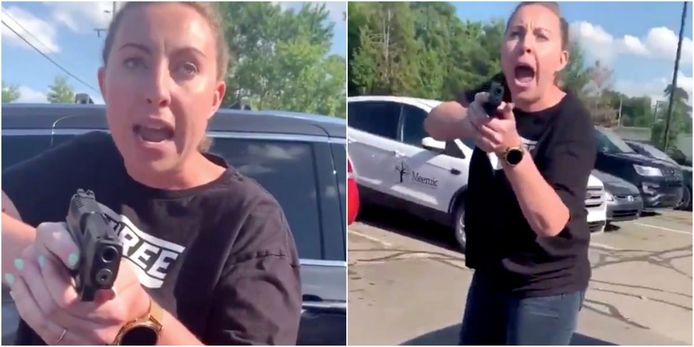 Een Amerikaanse vrouw richtte een pistool op een moeder en haar dochter op een parkeerplaats in Michigan.