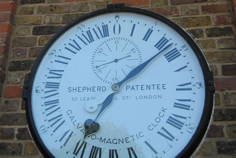 De klok bij het Royal Greenwich Observatory, waarop de Nederlandse tijd sinds mei 1940 is afgestemd. (Foto internet) Beeld 