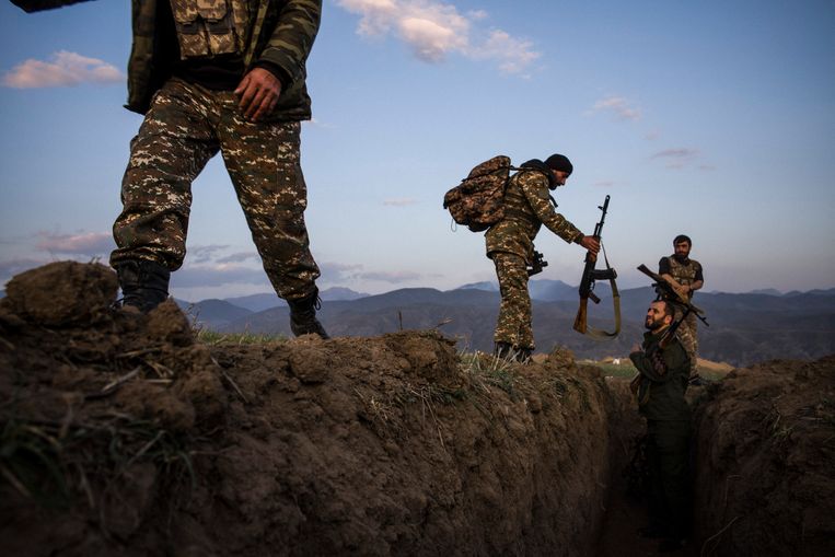 Soldaten aan de Laçin-corridor, de bergpas die de verbinding vormt tussen Armenië en Nagorno-Karabach.
 Beeld OLIVIER PAPEGNIES