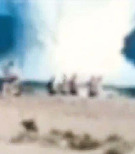 Des baigneurs surpris par l’explosion d'une mine marine sur une plage ukrainienne