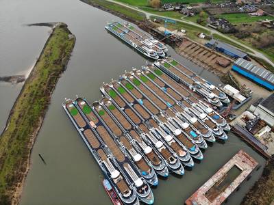 Vloot van riviercruiseschepen wacht in Dodewaard op betere tijden
