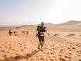 Dag 1 van de zesdaagse Marathon des Sables in de Marokkaanse woestijn: Erwin de Putter, rugnummer 163, rent door het zand.