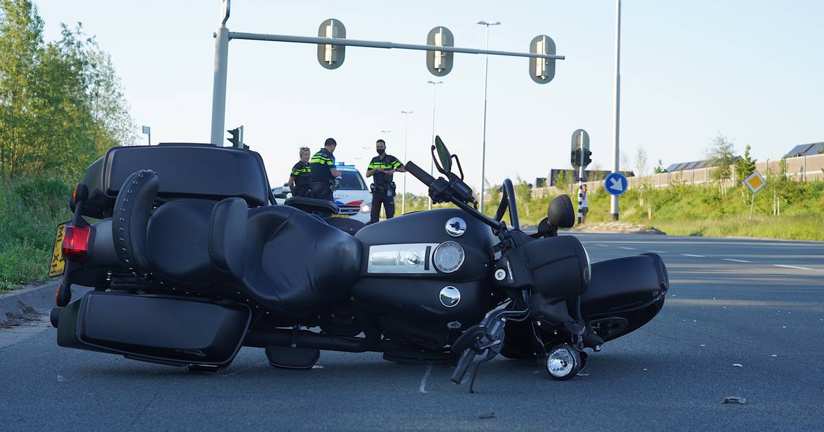 Motorrijder gewond bij botsing in Tilburg, bestelauto rijdt door rood.