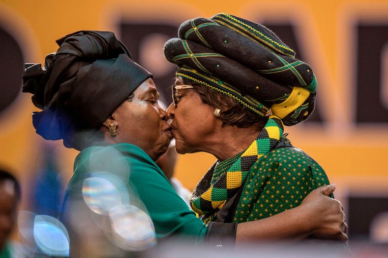 Winnie Mandela (rechts) zoent kandidaat en ex-vrouw van de president, Dlamini-Zuma. Beeld afp