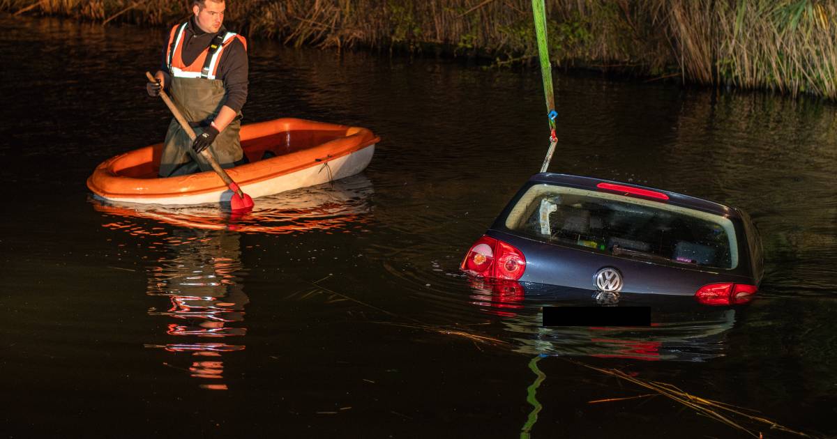 Auto te water door glijpartij en zinkt volledig naar de bodem