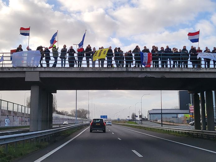 Demonstranten op de snelweg ter hoogte van Waalwijk.