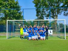 Meiden RKHVV kampioen hoofdklasse: ‘De speelsters hebben dit succes verdiend, ze hebben met passie gespeeld’