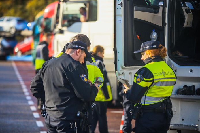 Agenten controleren dinsdag op het gebruiken van mobiele telefoons tijdens het rijden.