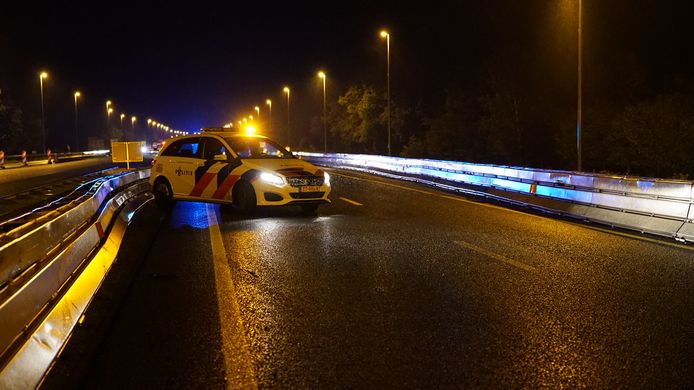 De tijdelijke vangrail is door de klap verschoven en moest door een vrachtwagen met een grijpkraan terug gelegd worden.