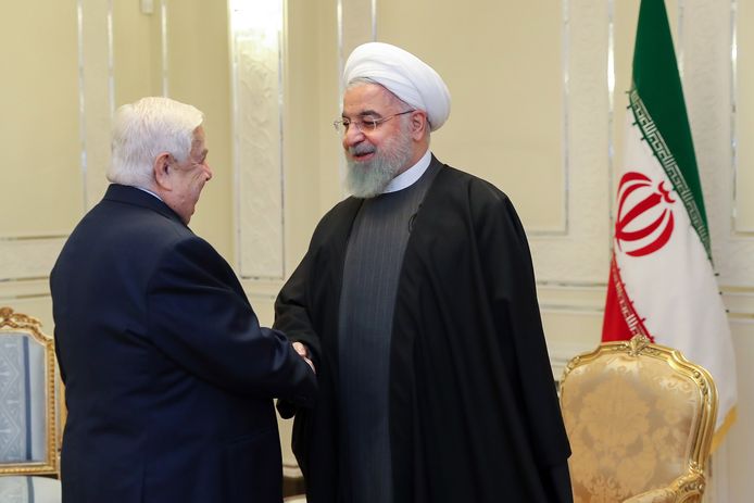 Afbeelding van de Iraanse president Hassan Rouhani (R) en de Syrische minister van Buitenlandse Zaken Walid al-Moallem (L) tijdens hun ontmoeting gisteren in Teheran.