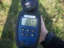 Auto scheurt met maar liefst 221 km/u over de A1 en loopt tegen de lamp bij snelheidscontrole