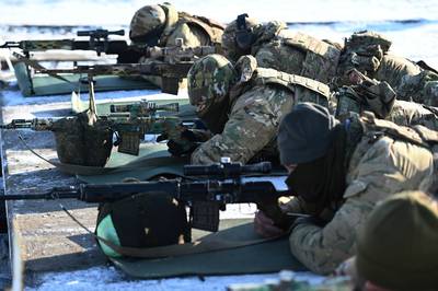 Nieuwe beelden tonen Russische troepen die richting grens met Oekraïne trekken. Dit moet u weten over de oplopende spanningen tussen Rusland en Oekraïne