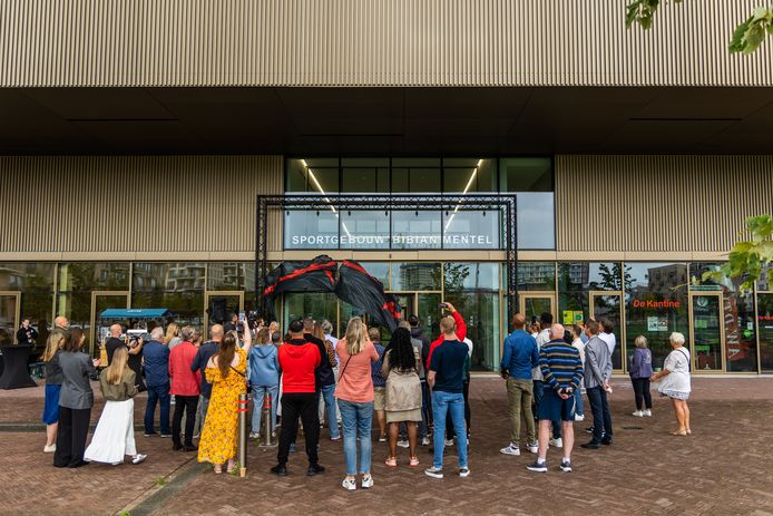 De onthulling van de naam van het sportgebouw op Zeeburgereiland.