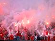 In het stadion zijn de supporters klaar voor een historische wedstrijd.