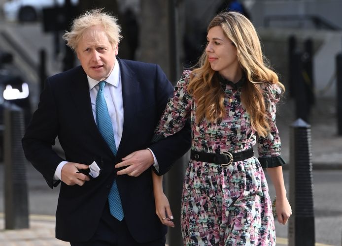 Premier Boris Johnson en zijn verloofde Carrie Symonds na het uitbrengen van hun stem in Londen.