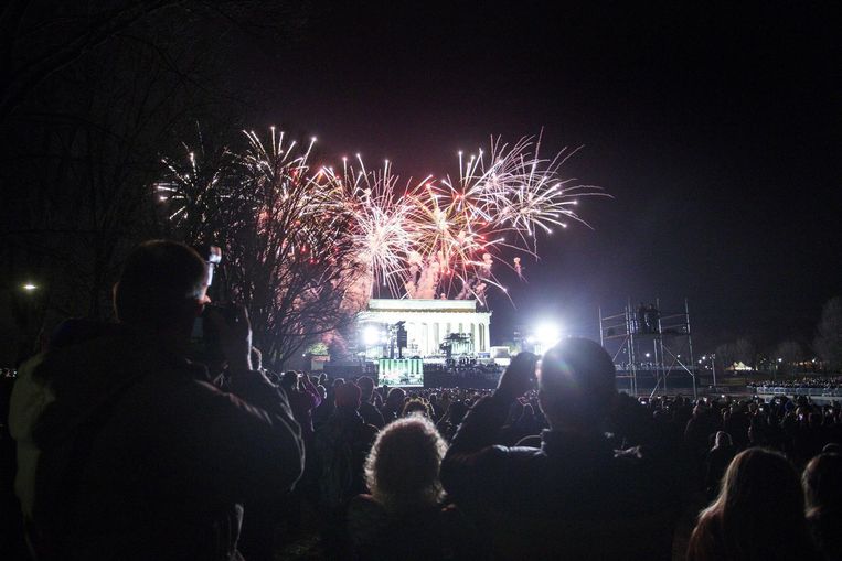 De bezoekers en aanhangers van Trump wonen het Voices of the People concert bij. Het feest bij het Lincoln Memorial markeert de opening van de inauguratie van Donald Trump tot president van de Verenigde Staten. Beeld anp