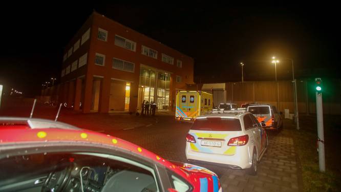 Melding van brand in cel Dordtse gevangenis, een persoon nagekeken door ambulancepersoneel